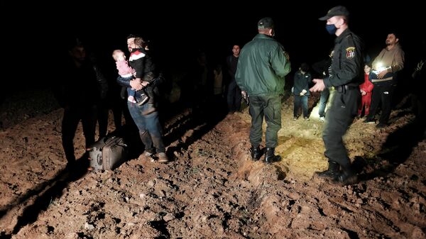 Задержанные мигранты на латвийско-белорусской границе в районе Ворзова - Sputnik Latvija