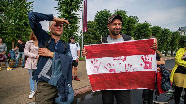 Несколько сотен человек собрались у памятника Свободы на акцию протеста против принудительной вакцинации - Sputnik Латвия