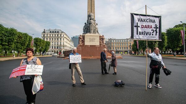 Несколько сотен человек собрались у памятника Свободы на акцию протеста против принудительной вакцинации - Sputnik Латвия
