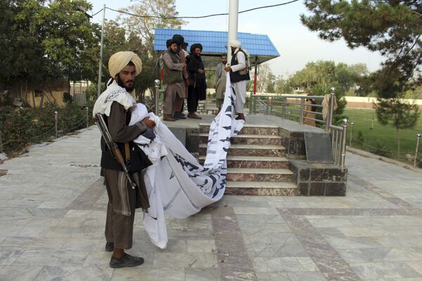 "Taliban"* kaujinieki paceļ savu karogu Gaznī pilsētā. "Taliban"* kaujinieki paceļ savu karogu Gaznī pilsētā. - Sputnik Latvija