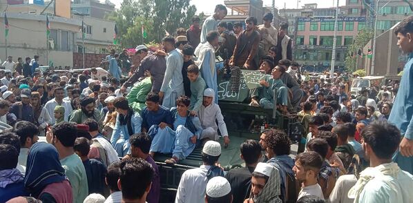 "Taliban"* kaujinieki un vietējie iedzīvotāji brauc ar Afganistānas armijas visurgājēju Džalālābādā. "Taliban"* kaujinieki un vietējie iedzīvotāji brauc ar Afganistānas armijas visurgājēju Džalālābādā. - Sputnik Latvija