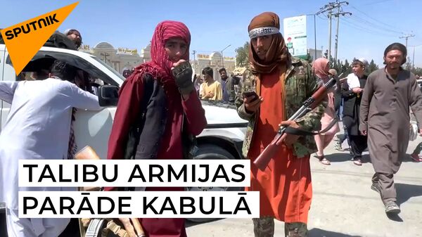 Taliban izgāja ielās un soļoja afgāņu priekšā ar ieročiem rokās - Sputnik Latvija