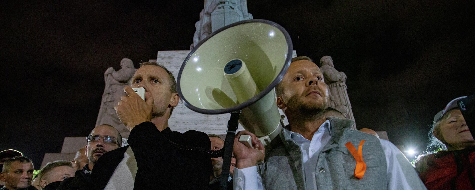 Алдис Гобземс(слева) обращается к участникам акции протеста против обязательной вакцинации в Риге, 18 августа - Sputnik Латвия, 1920, 08.06.2022