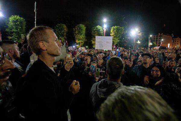 Митингующие собрались вокруг депутата Алдиса Гобземса Митингующие собрались вокруг депутата Алдиса Гобземса - Sputnik Латвия