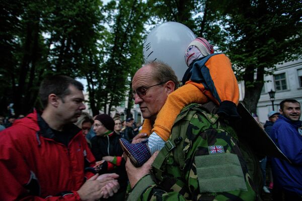 Мужчина пришел на митинг с куклой ребенка, выступая против обязательной вакцинации детей Мужчина пришел на митинг с куклой ребенка, выступая против обязательной вакцинации детей - Sputnik Латвия