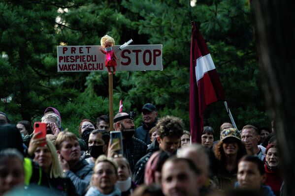 На акцию протеста многие пришли с государственными флагами На акцию протеста многие пришли с государственными флагами - Sputnik Латвия
