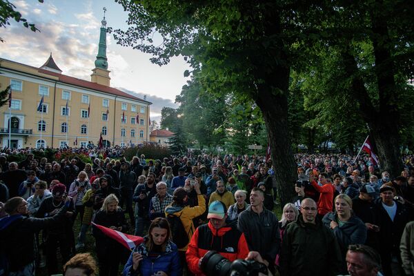 Митингующие заполнили улицу возле Рижского замка Митингующие заполнили улицу возле Рижского замка - Sputnik Латвия