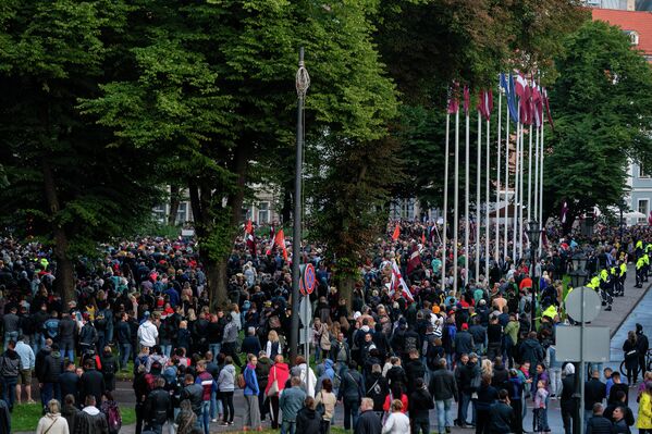 Митингующие вели себя мирно, агрессивных стычек с полицией не было Митингующие вели себя мирно, агрессивных стычек с полицией не было - Sputnik Латвия
