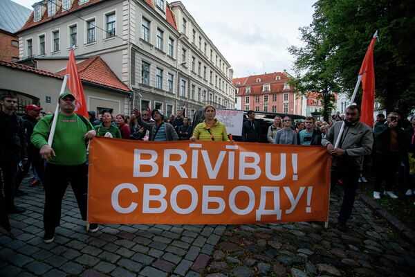 Участники митинга пришли на акцию с плакатами, требуя свободы выбора в вопросе вакцинации против COVID-19 Участники митинга пришли на акцию с плакатами, требуя свободы выбора в вопросе вакцинации против COVID-19 - Sputnik Латвия