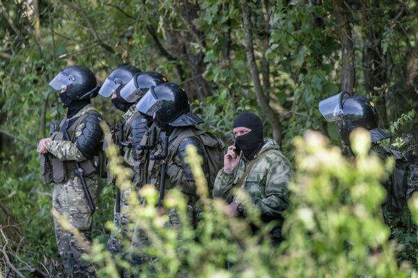 Baltkrievijas Robežsardzē atzīmēja, ka bēgļi paziņojuši Polijas pārstāvjiem par nodomu lūgt patvērumu un atsakās atgriezties Baltkrievijā. Baltkrievijas Robežsardzē atzīmēja, ka bēgļi paziņojuši Polijas pārstāvjiem par nodomu lūgt patvērumu un atsakās atgriezties Baltkrievijā. - Sputnik Latvija