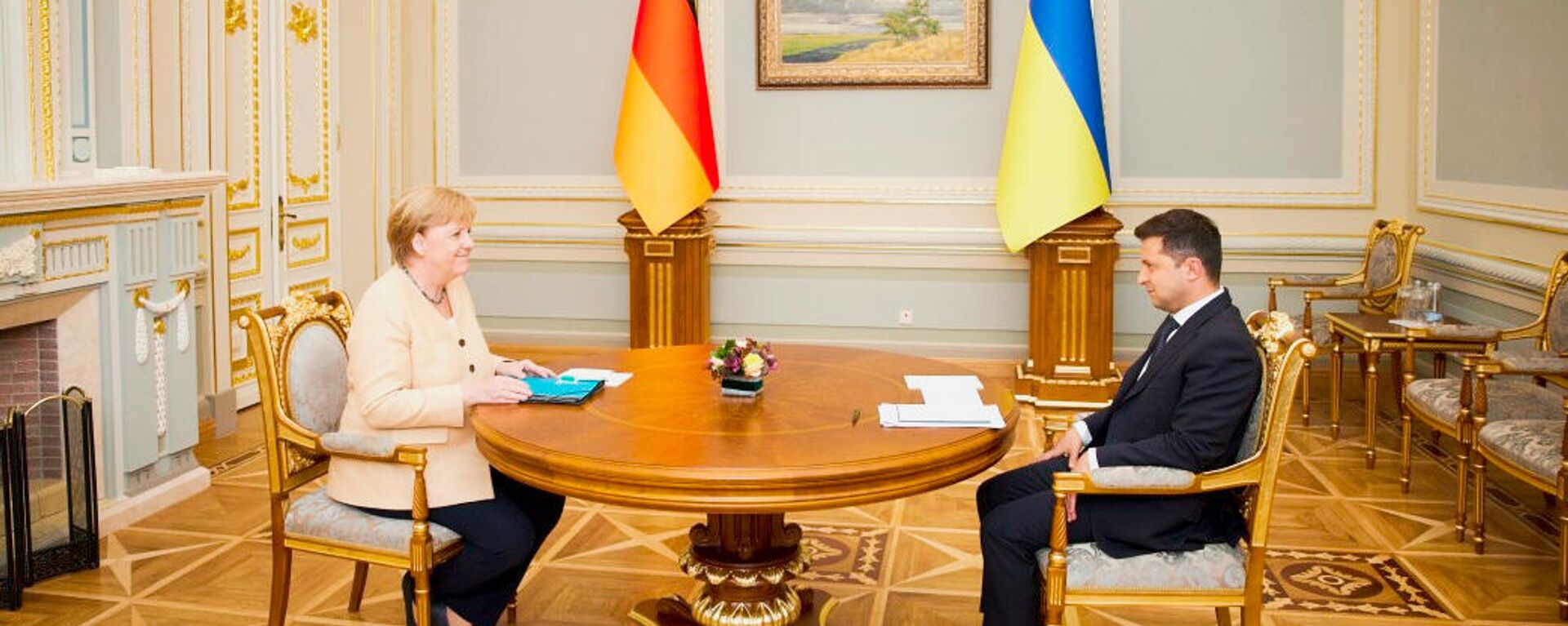 Президент Украины Владимир Зеленский и канцлер Германии Ангела Меркель во время встречи в Киеве - Sputnik Latvija, 1920, 17.12.2021