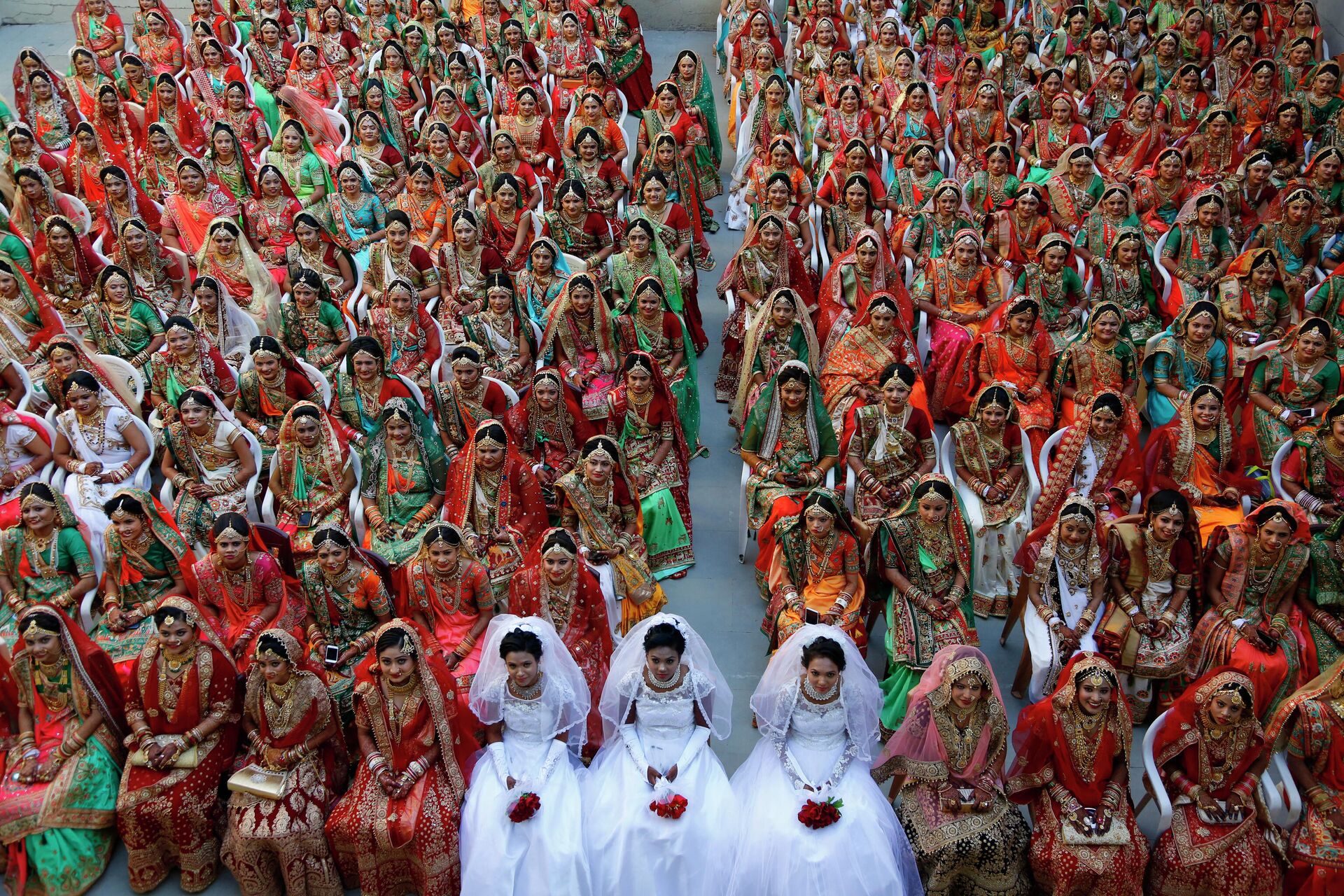 Невесты во время массовой свадьбы в индийском городе Сурат - Sputnik Latvija, 1920, 27.08.2021