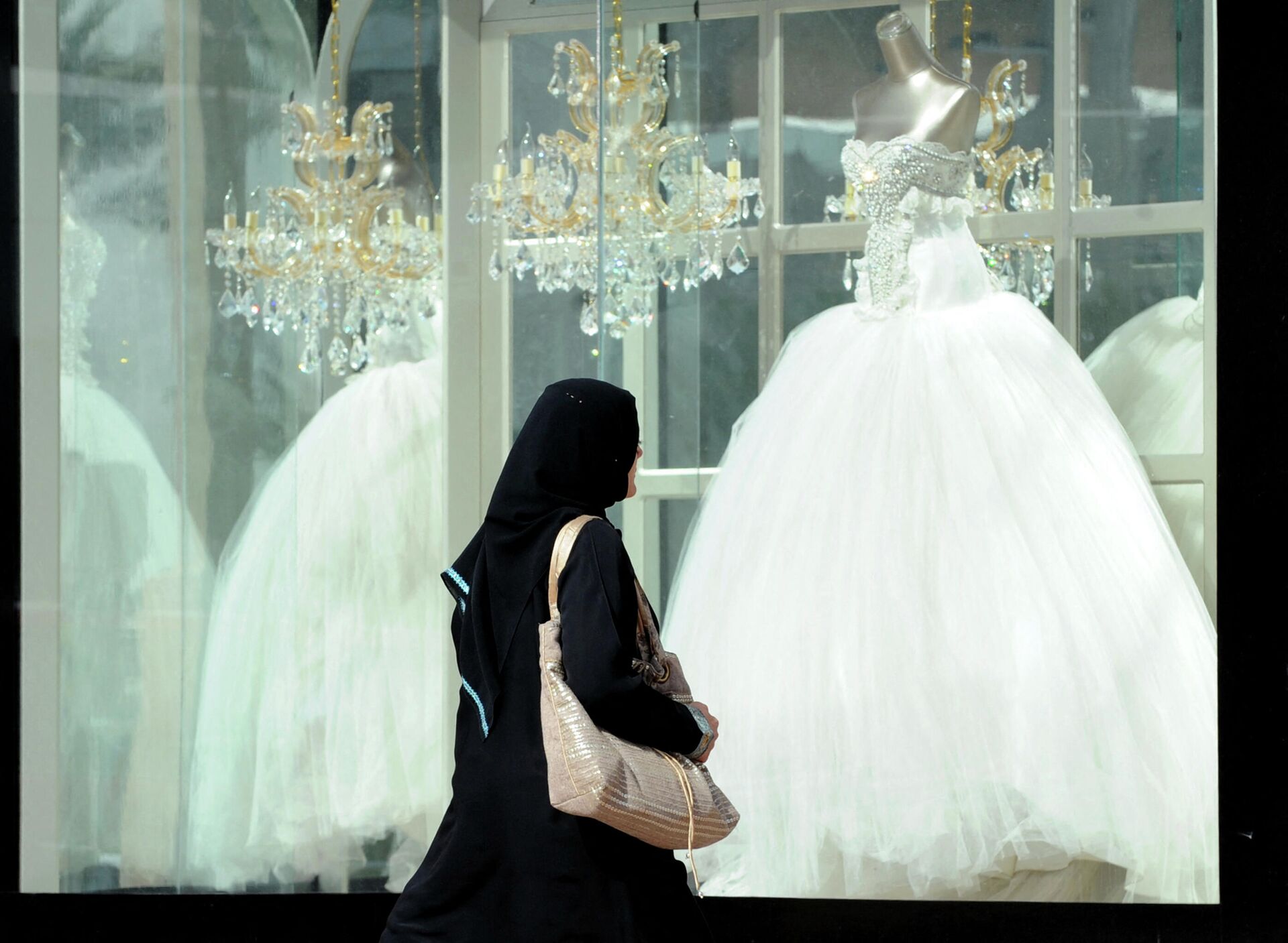 Девушка проходит мимо свадебного салона в Эр-Рияде, Саудовская Аравия  - Sputnik Latvija, 1920, 27.08.2021
