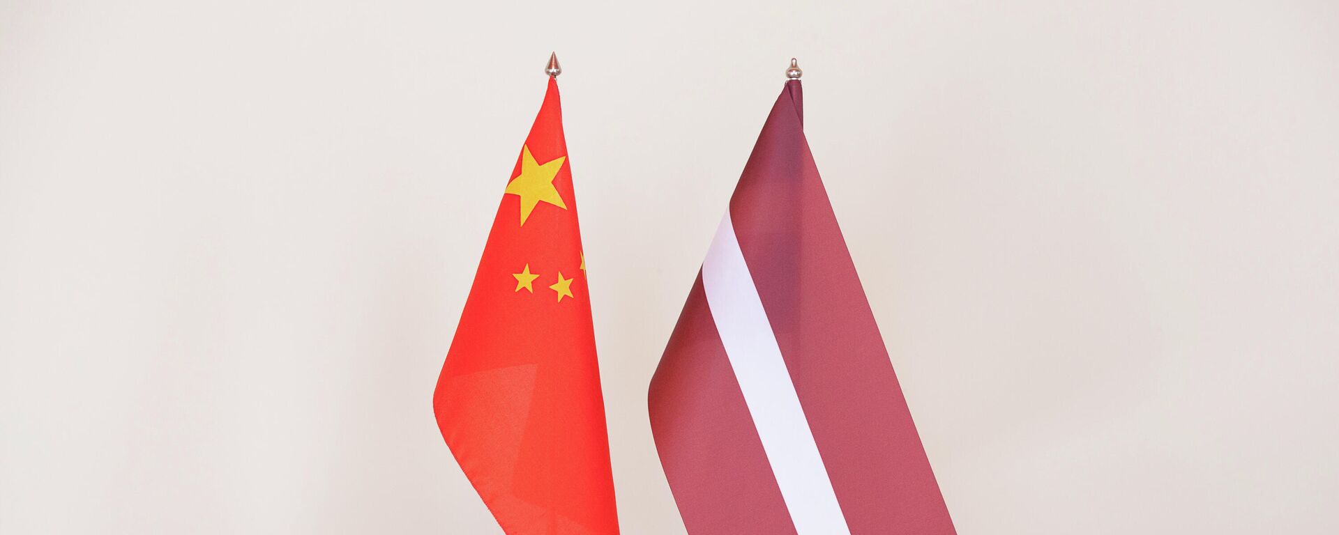 Флаги Латвии и Китая - Sputnik Latvija, 1920, 10.06.2021