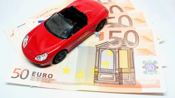 Модель автомобиля и банкноты евро - Sputnik Латвия