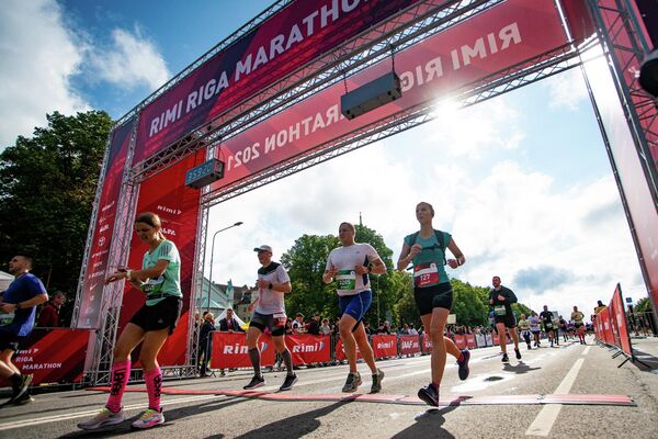 Спортсмены финишируют после марафона Спортсмены финишируют после марафона - Sputnik Латвия