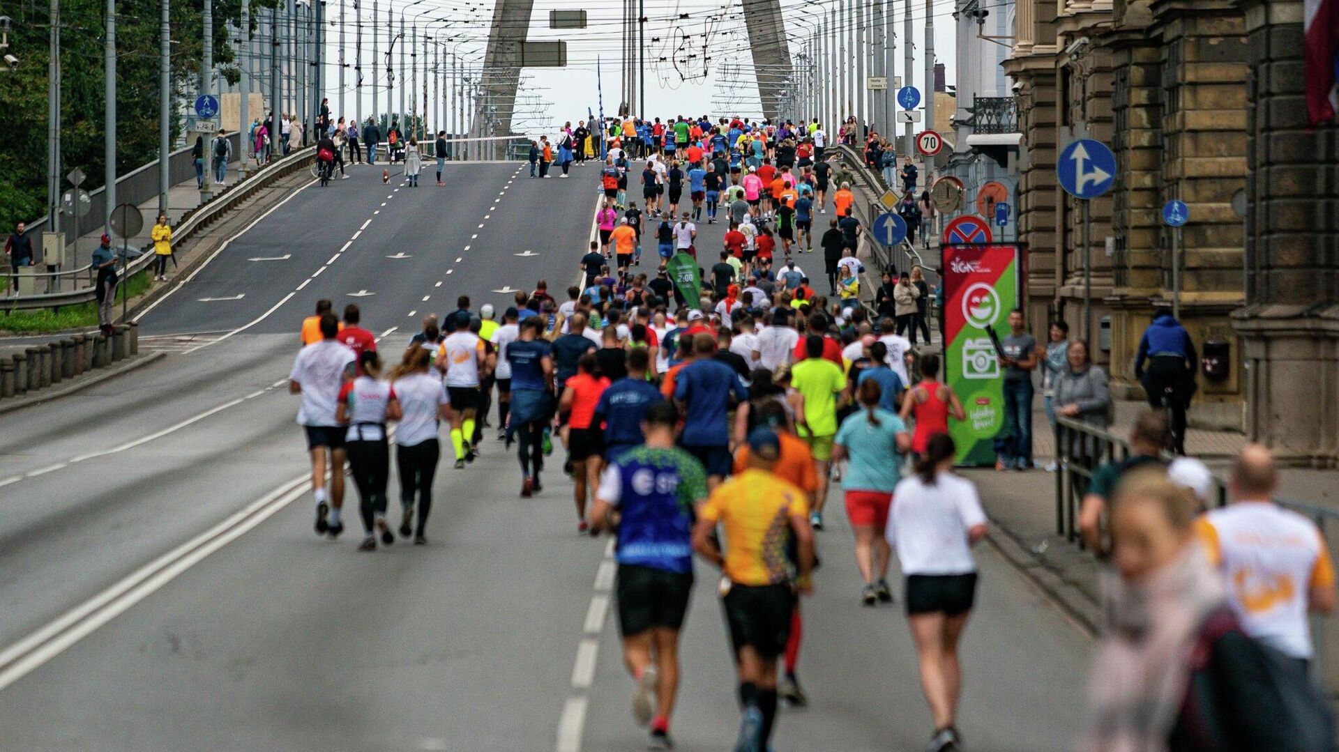 Участники Рижского марафона пересекают Вантовый мост - Sputnik Латвия, 1920, 14.05.2022