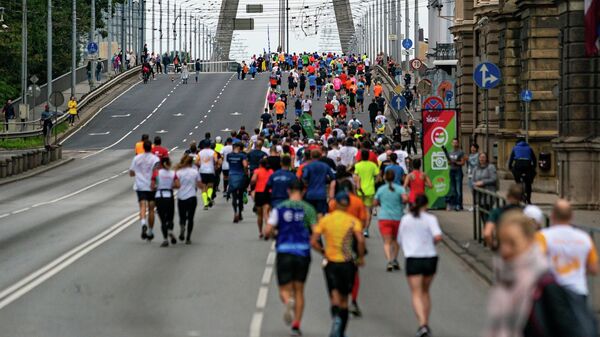 Участники Рижского марафона пересекают Вантовый мост - Sputnik Латвия