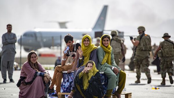Женщины и дети в ожидании эвакуации в аэропорту Кабула  - Sputnik Латвия
