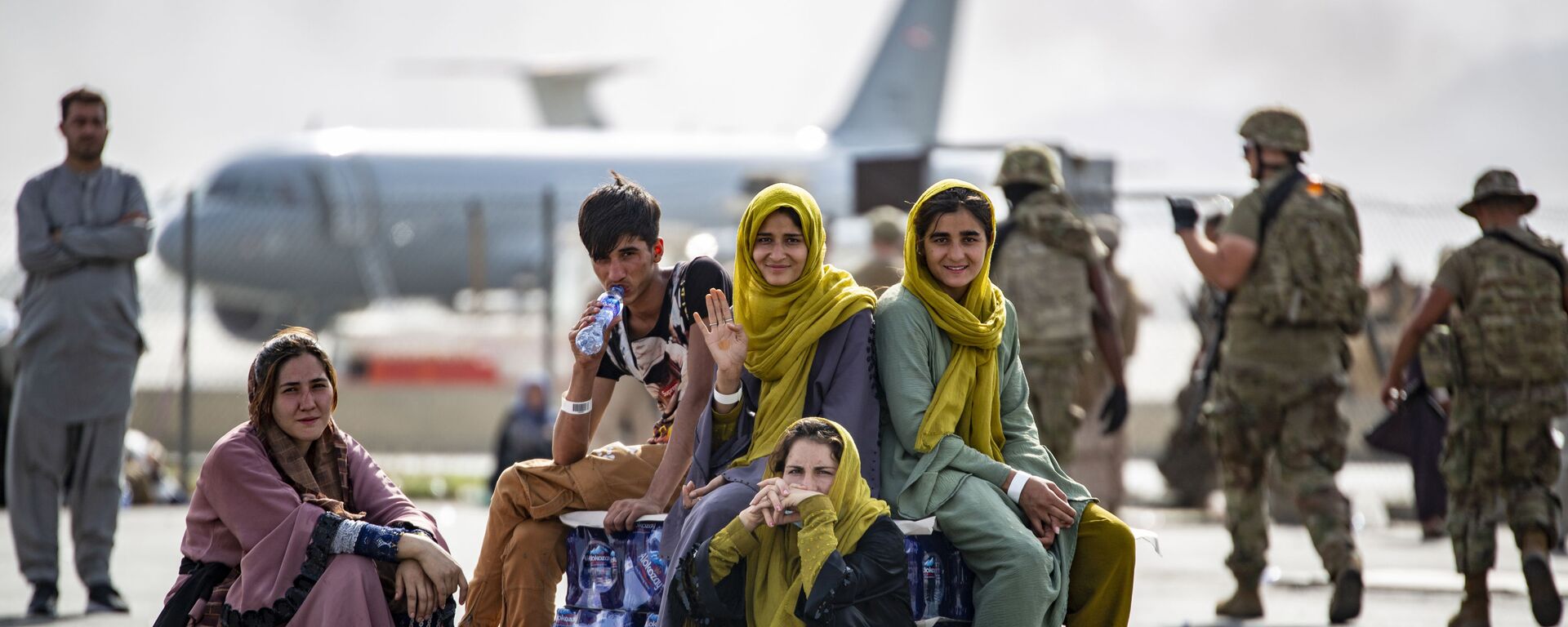 Женщины и дети в ожидании эвакуации в аэропорту Кабула  - Sputnik Латвия, 1920, 07.09.2021