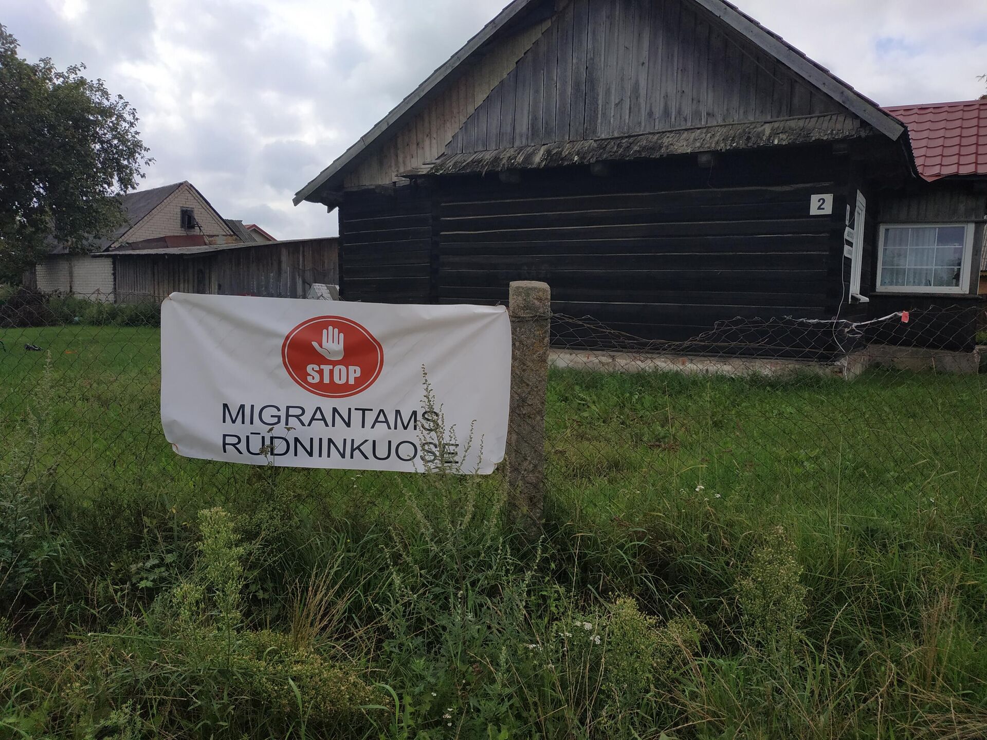 Плакат на заборе в деревне Руднинкай в Шальчининкайском районе Литвы Плакат на заборе в деревне Руднинкай в Шальчининкайском районе Литвы - Sputnik Латвия, 1920, 30.08.2021