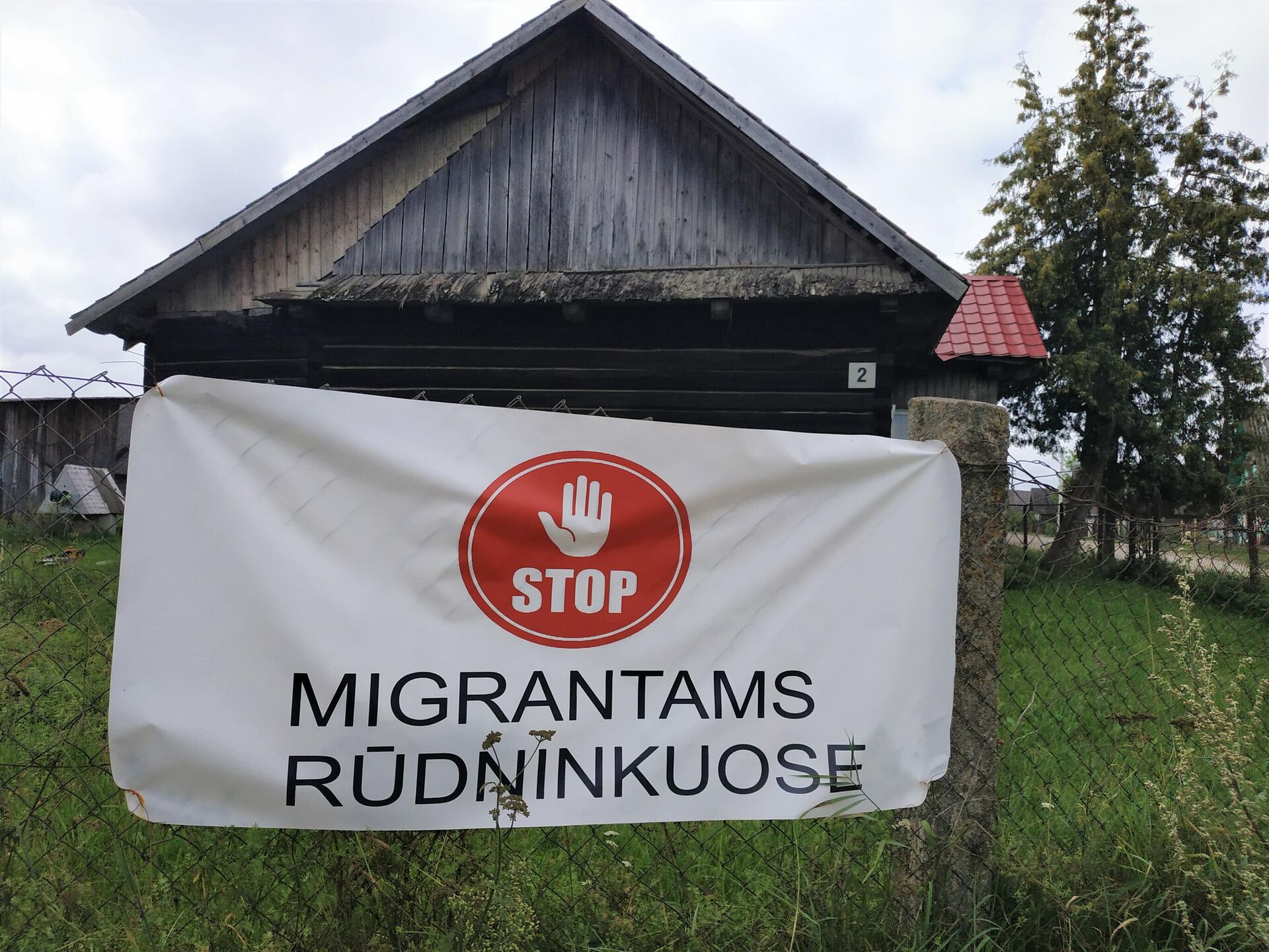 Плакат на заборе в деревне Руднинкай в Шальчининкайском районе Литвы Плакат на заборе в деревне Руднинкай в Шальчининкайском районе Литвы - Sputnik Латвия, 1920, 30.08.2021