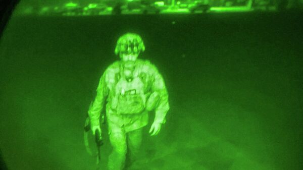 Генерал-майор Крис Донахью поднимается на борт самолета ВВС США, чтобы покинуть Афганистан - Sputnik Латвия