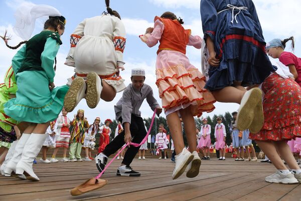 Spēles "Lapotj" dalībnieki starpreģionālajā tautu tradicionālo spēļu "UenFest" laikā Tatarstānas Republikā Spēles "Lapotj" dalībnieki starpreģionālajā tautu tradicionālo spēļu "UenFest" laikā Tatarstānas Republikā - Sputnik Latvija
