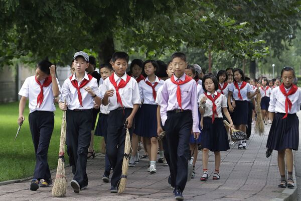 Skolēni no Phenjanas (Ziemeļkoreja), dodoties uz sabiedriskām vietām, ņem līdzi slotas – tās viņiem vajadzīgas, lai uzturētu tīrību Skolēni no Phenjanas (Ziemeļkoreja), dodoties uz sabiedriskām vietām, ņem līdzi slotas – tās viņiem vajadzīgas, lai uzturētu tīrību - Sputnik Latvija