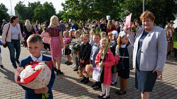 Учащиеся младших классов 1 сентября  - Sputnik Латвия