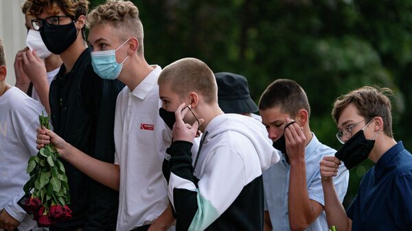 Учащиеся Рижской средней школы №80 на торжественной линейке  - Sputnik Латвия