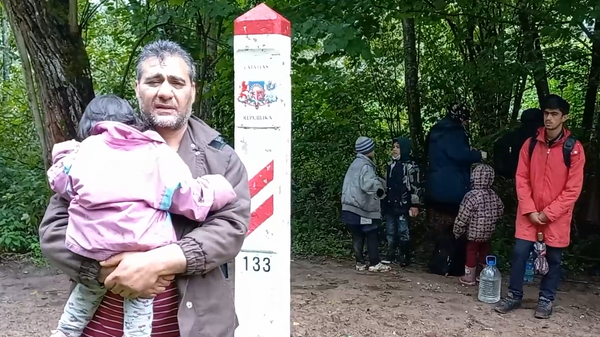 Афганские беженцы на латвийско-белорусской границе, 1 сентября 2021 года - Sputnik Латвия