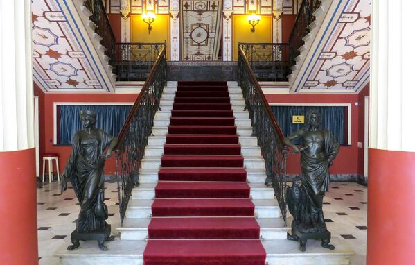 Krāšņā Ahillionas pils tapusi 1890. gadā Austrijas imperatores Elizabetes vajadzībām. Viņas Majestāte mīlēja salu un atzina, ka šeit atpūšas viņas dvēselePirmā pasaules kara gados te bija hospitālis franču un serbu kareivjiem. Vēlāk – bāreņu patversme, kazino, izsoļu namsPirms pusgadsimta te iekārtojās muzejs. - Sputnik Latvija