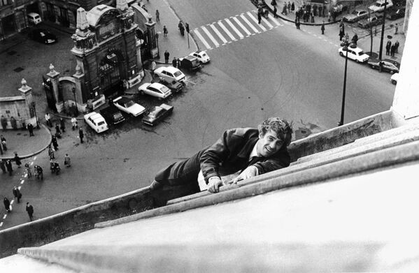Jaunībā Belmondo nācās upurēt sportista karjeru aktiermākslas labad, taču teicamā fiziskā forma ļoti labi palīdzēja aktiera karjerā. Foto: Belmondo uz jumta Parīzē filmas "Bailes pār pilsētu" uzņemšanas laikā, 1975. gads Jaunībā Belmondo nācās upurēt sportista karjeru aktiermākslas labad, taču teicamā fiziskā forma ļoti labi palīdzēja aktiera karjerā. Foto: Belmondo uz jumta Parīzē filmas "Bailes pār pilsētu" uzņemšanas laikā, 1975. gads - Sputnik Latvija