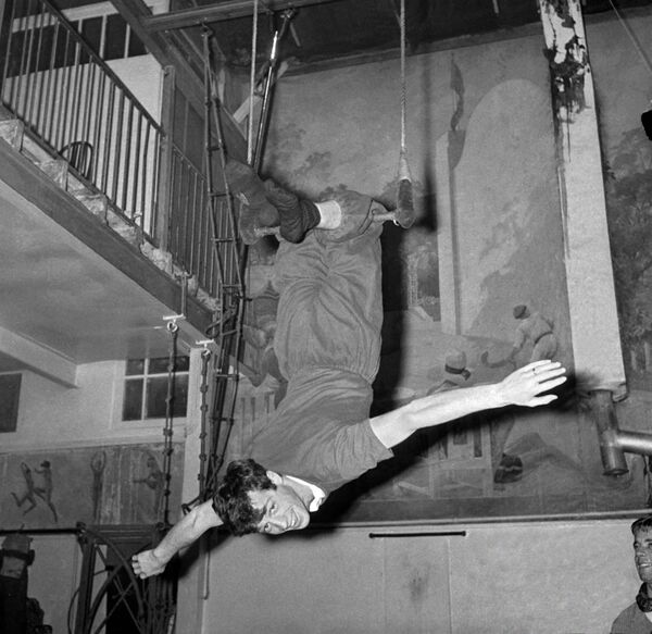 Belmondo teātra repertuālā ir vairāk nekā 30 iestudējumi, ieskaitot klasiskos Šekspīra un Moljēra darbus. Foto: Belmondo trenējas pirms priekšnesuma, 1961. gads Belmondo teātra repertuālā ir vairāk nekā 30 iestudējumi, ieskaitot klasiskos Šekspīra un Moljēra darbus. Foto: Belmondo trenējas pirms priekšnesuma, 1961. gads - Sputnik Latvija