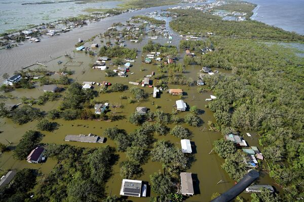 Lafitā, Luiziānas štatā orkāns izraisīja lietavas un plūdus, kas pārpludināja mājas - Sputnik Latvija
