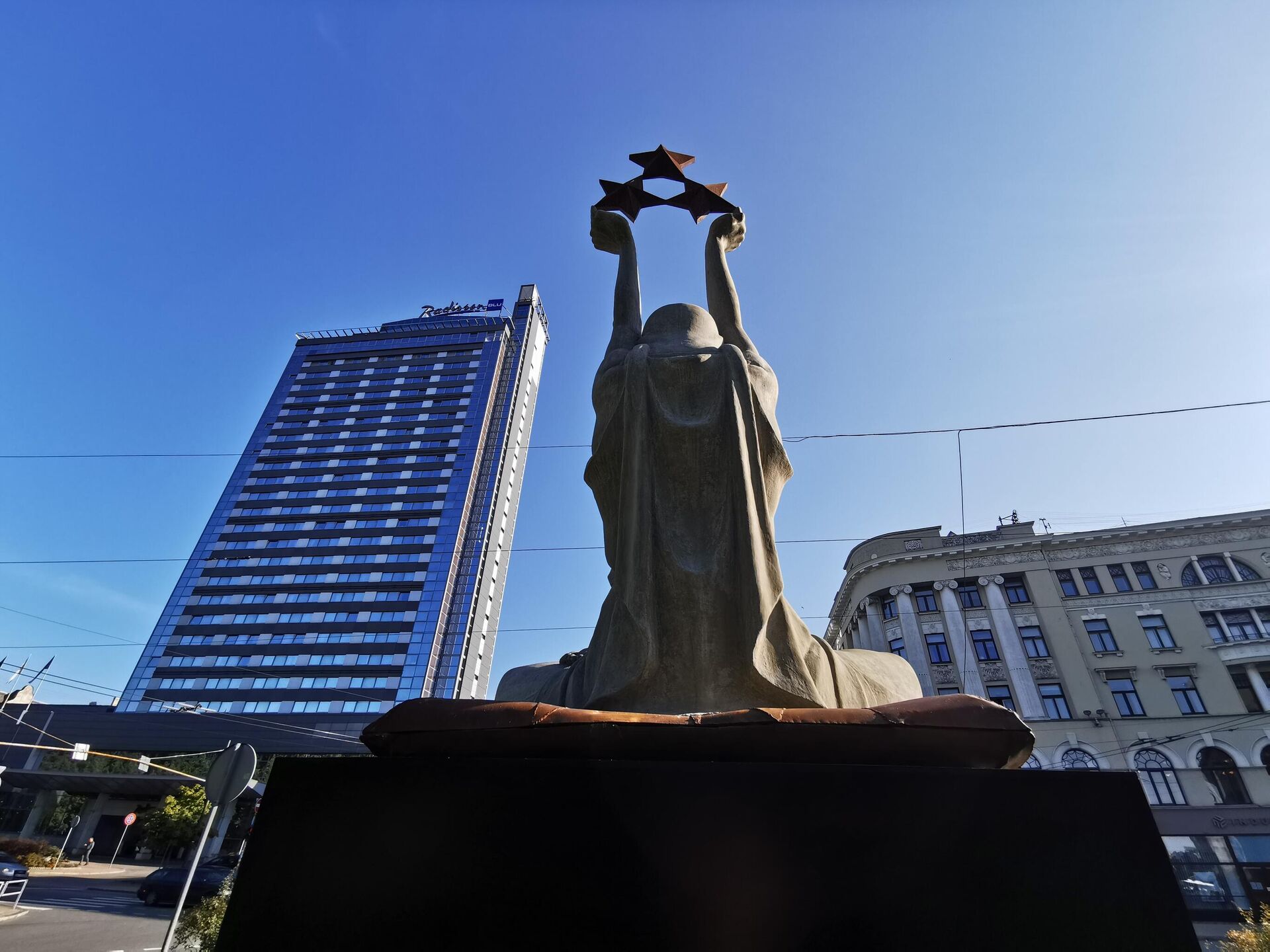 Статуя Свободы у здания кабинета министров Латвии в Риге Статуя Свободы у здания кабинета министров Латвии в Риге - Sputnik Латвия, 1920, 07.09.2021