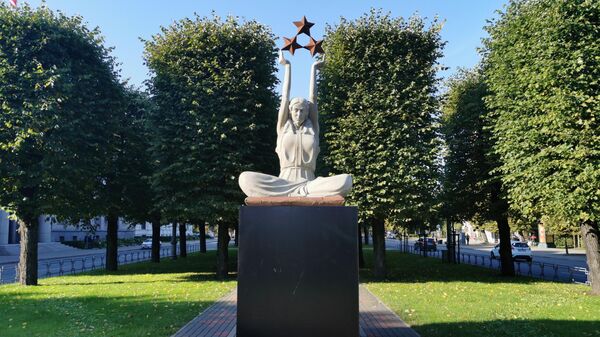Статуя Свободы у здания кабинета министров Латвии в Риге - Sputnik Латвия