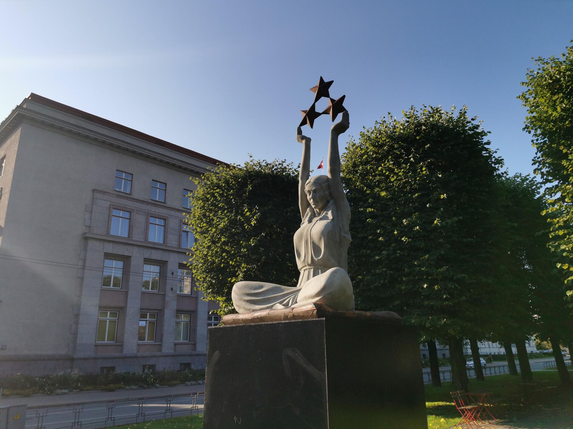 Статуя Свободы у здания кабинета министров Латвии в Риге Статуя Свободы у здания кабинета министров Латвии в Риге - Sputnik Латвия, 1920, 07.09.2021