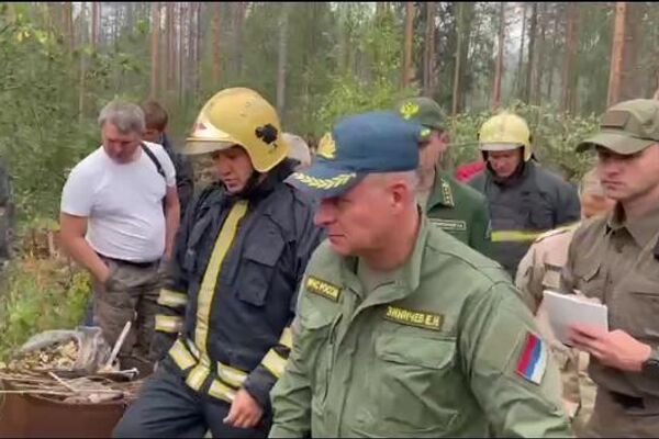 Министр РФ по делам гражданской обороны, чрезвычайным ситуациям и ликвидации последствий стихийных бедствий Евгений Зиничев (на первом плане) после облета пострадавших от природных пожаров территорий в Карелии Министр РФ по делам гражданской обороны, чрезвычайным ситуациям и ликвидации последствий стихийных бедствий Евгений Зиничев (на первом плане) после облета пострадавших от природных пожаров территорий в Карелии - Sputnik Латвия