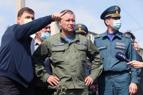 Глава МЧС России Евгений Зиничев (в центре) после облета подтопленных территорий в Свердловской области Глава МЧС России Евгений Зиничев (в центре) после облета подтопленных территорий в Свердловской области - Sputnik Латвия