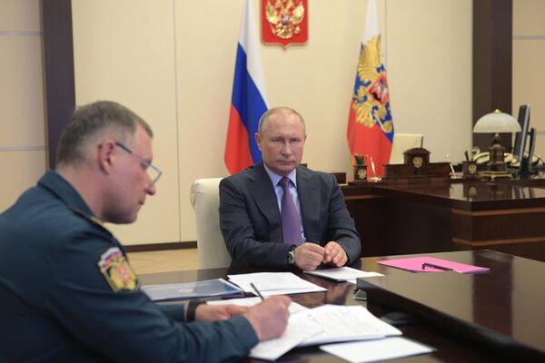 Президент РФ Владимир Путин и глава МЧС Евгений Зиничев (слева) во время совещания по ситуации с паводками и пожарами в регионах Президент РФ Владимир Путин и глава МЧС Евгений Зиничев (слева) во время совещания по ситуации с паводками и пожарами в регионах - Sputnik Латвия