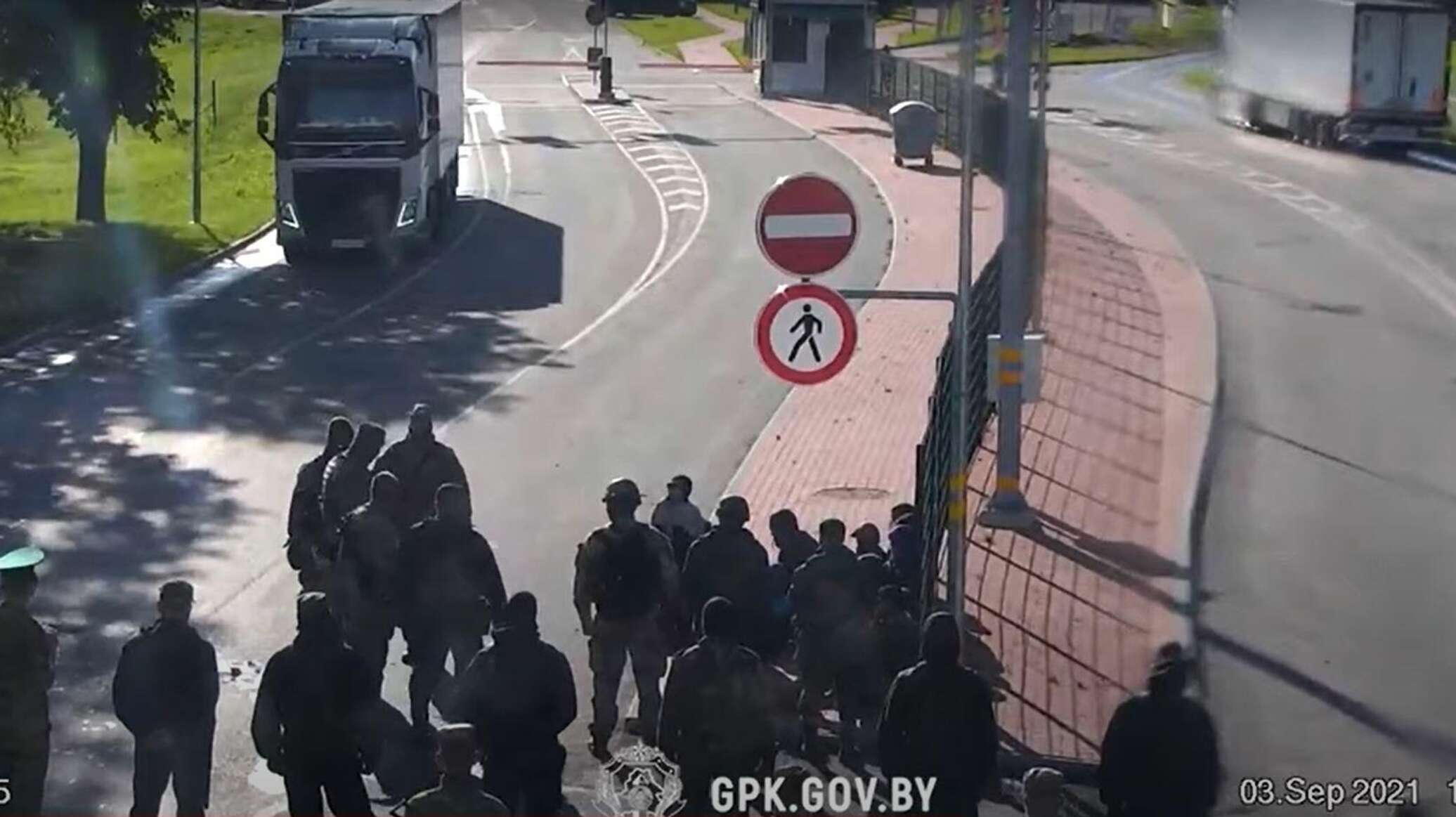 ЧП в пункте пропуска Патерниеки: беженец бросился под колеса фуры - 08. ...