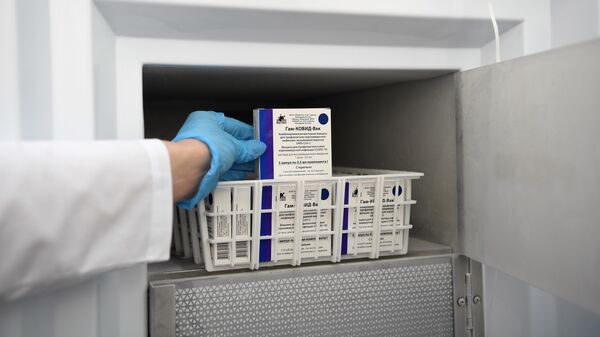 Холодильник с российской вакциной от коронавирусной инфекции Гам-Ковид-Вак (Спутник V) - Sputnik Латвия