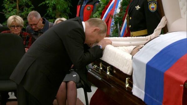 Путин у гроба главы МЧС Зиничева: кадры прощания - Sputnik Латвия