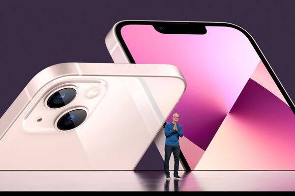 Глава Apple Тим Кук представил новый iPhone 13 во время специального мероприятия в штаб-квартире Apple в Купертино, Калифорния Глава Apple Тим Кук представил новый iPhone 13 во время специального мероприятия в штаб-квартире Apple в Купертино, Калифорния - Sputnik Латвия