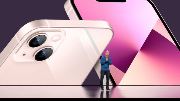 Генеральный директор Apple Тим Кук на презентации iPhone 13 - Sputnik Латвия