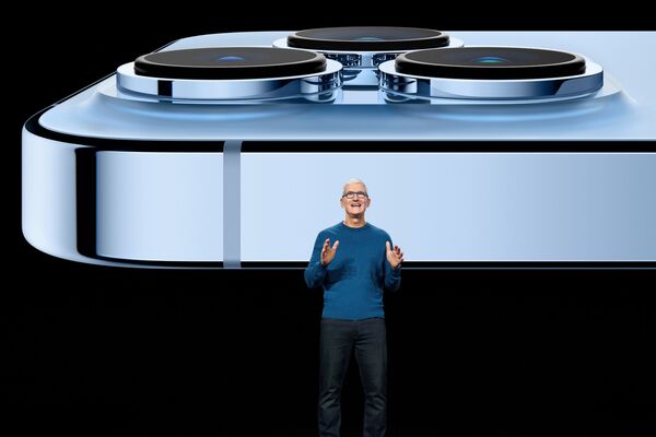 Тим Кук рассказывает об обновленной камере iPhone 13 Pro во время презентации новинок в штаб-квартире Apple Тим Кук рассказывает об обновленной камере iPhone 13 Pro во время презентации новинок в штаб-квартире Apple - Sputnik Латвия