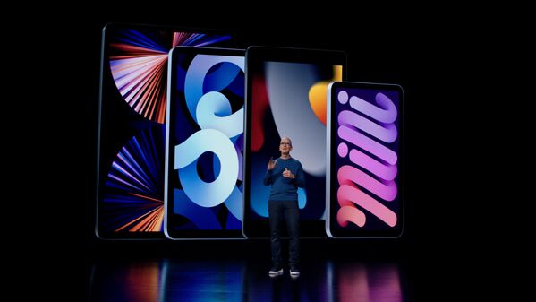 Тим Кук представляет последние версии iPad и iPad mini во время презентации в Купертино Тим Кук представляет последние версии iPad и iPad mini во время презентации в Купертино - Sputnik Латвия
