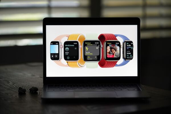 Новые Apple Watch Series 7 на экране ноутбука Новые Apple Watch Series 7 на экране ноутбука - Sputnik Латвия